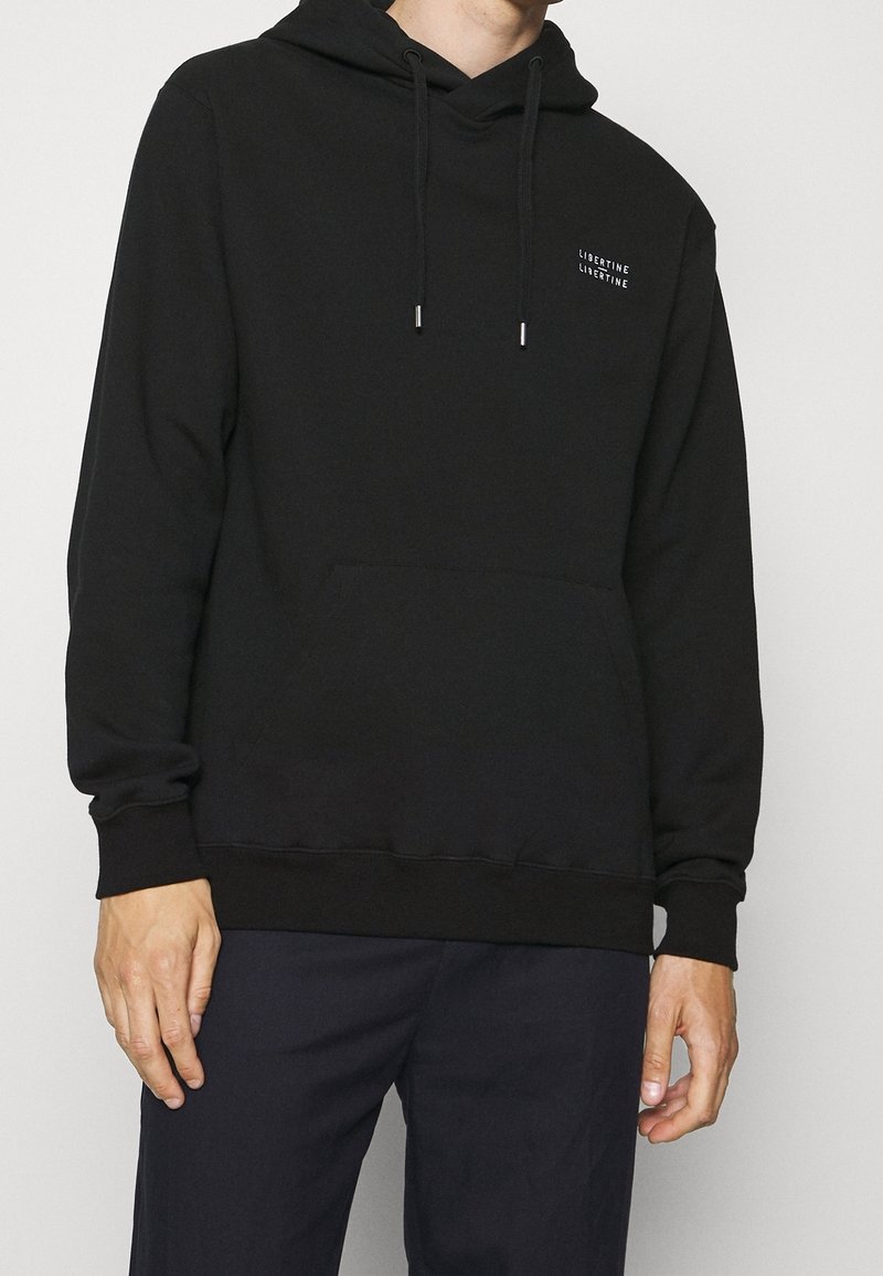 Černá mikina z bavlněné směsi, s přední kapsou, nastavitelnou kapucí se stahovacími šňůrkami a malým logem na levé hrudi.