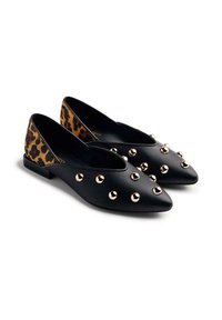 Ballerines noires à bout pointu, ornées de clous métalliques et d'un dos en imprimé léopard. Matière en cuir lisse et petit talon.