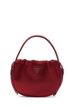 Borsa a tracolla in raso rosso con forma arrotondata, dettagli arricciati e un logo in metallo. Dotata di una singola tracolla per il trasporto.