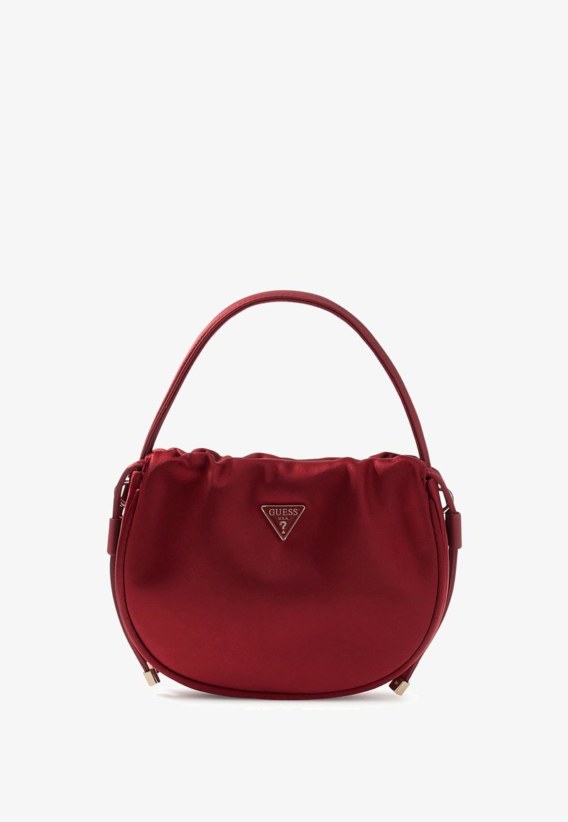 Czerwona satynowa torebka na ramię o zaokrąglonym kształcie, z marszczeniami i metalowym logo. Posiada jeden pasek na ramię do noszenia.