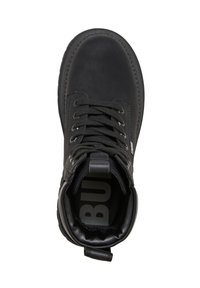 Bottine en cuir noir avec bout rond, dessus texturé, lacets noirs, languette d'aide à l'enfilage et logo contrastant sur la semelle intérieure. Finition lisse et durable.