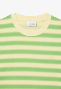 Gestreept T-shirt in geel en groen katoen met een ronde hals. Bevat een klein geborduurd logo op de borst. Klassiek pasvorm ontwerp.