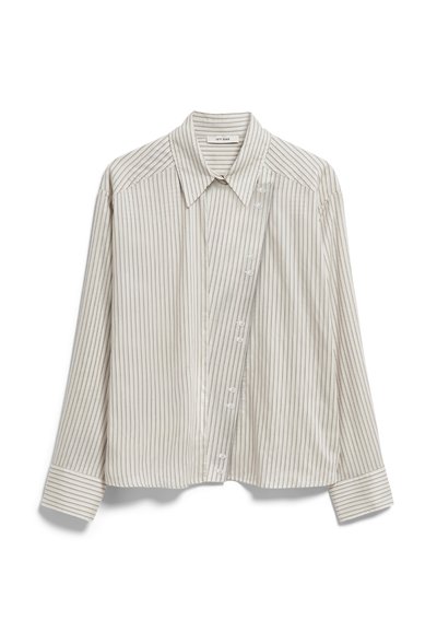 Bézs és fehér csíkos hosszú ujjú blúz aszimmetrikus, gombos elülső résszel és hegyes gallérral, az IVY OAK márkától.