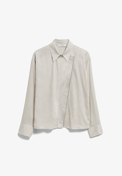 Bézs és fehér csíkos hosszú ujjú blúz aszimmetrikus, gombos elülső résszel és hegyes gallérral, az IVY OAK márkától.