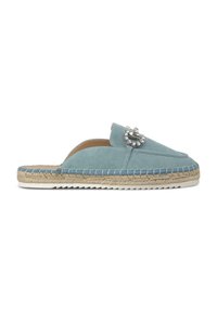 Pantofole espadrillas blu in suede con suola in corda texture, caratterizzate da un accento di gioiello sul collo del piede e dettagli cuciti lungo i bordi.