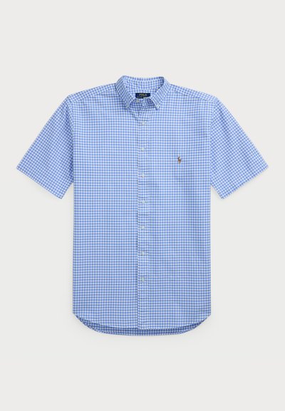 Camisa de manga curta, abotoada, em padrão de gingham azul claro e branco. Apresenta colarinho e um pequeno logótipo bordado no peito.