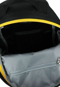 Zwarte tasinterieur met gele afwerking, met een grijze gevoerde compartment met een ritsvak en meerdere opbergvakken. Zachte voering van stof.