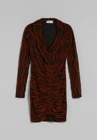 Długa, dopasowana sukienka z długim rękawem, z głębokim dekoltem w kształcie litery V i marszczeniem na środku, w czarno-czerwony wzór w zebra.