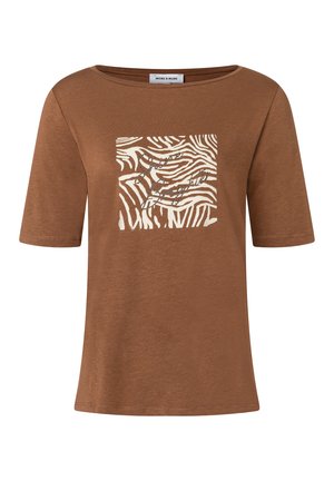 Braunes kurzärmliges T-Shirt aus weichem Stoff, mit einem quadratischen weißen Tierdruckdesign in der Mitte, das filigrane Linienstreifen aufweist.