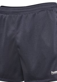 Mörkgrå nätträningsshorts med resårmidja, featuring en subtil textur och en liten vit logotyp på nedre högra sidan.