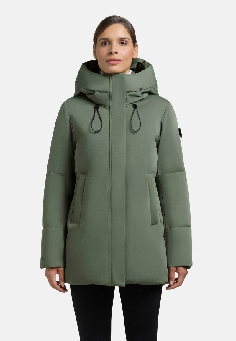 Giacca verde imbottita con colletto alto, cordini regolabili, due tasche laterali e una texture liscia, con un logo sulla manica.