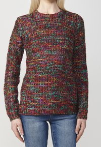 Gebreide trui met een ronde halslijn en lange mouwen, voorzien van een textuurpatroon in rood, paars en groen. Ribgebreide manchetten en zoom.