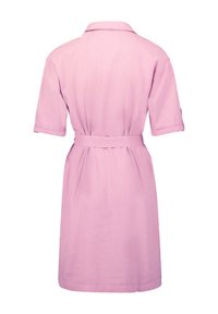 Różowa lniana sukienka z kołnierzykiem, krótkimi podwiniętymi rękawami i przewiązanym paskiem w talii. Prosty fason, gładka tekstura i długość do kolan.