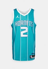 turkoosi koripallopaita, jossa on "HORNETS" ja numero "2" valkoisella ja purppuralla, jossa on pystysuorat raidat, uurrettu kaula-aukko ja verkkomainen rakenne.