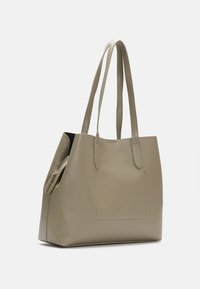 Olivgrön läderhandväska med två platta handtag, en framficka och ett dragkedjesidofack. Slät textur och minimalistisk design.