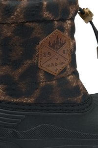 Zimní boty s černobílým tie-dye vzorem, gumovou podrážkou, prošívanými detaily a hnědým koženým logem s grafikou hor.