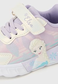 Παιδικό αθλητικό παπούτσι σε μωβ και λευκό με γραφικό της Ελσας και λεπτομέρειες χιονονιφάδας στο πλάι και στο λουράκι.
