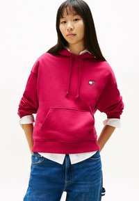 Tommy Jeans BADGE HOODIE - Felpa - brilliant berry