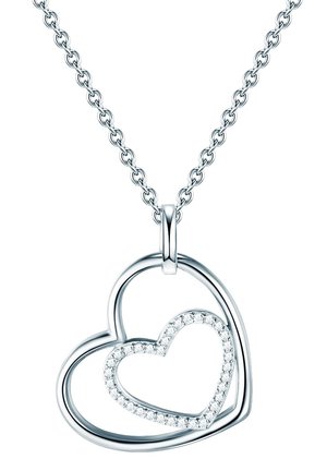 Collana d'argento con pendente a forma di doppio cuore; il cuore esterno è liscio, mentre il cuore interno è decorato con piccoli cristalli trasparenti.