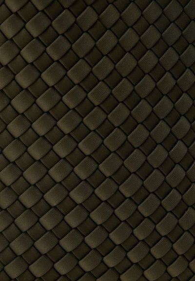 Υφασμα υφαντό σε σκούρο πράσινο με υφή μοτίβου. Ορθογώνια σχήματα διαπλέκονται, δημιουργώντας μια ανθεκτική και απτική επιφάνεια.