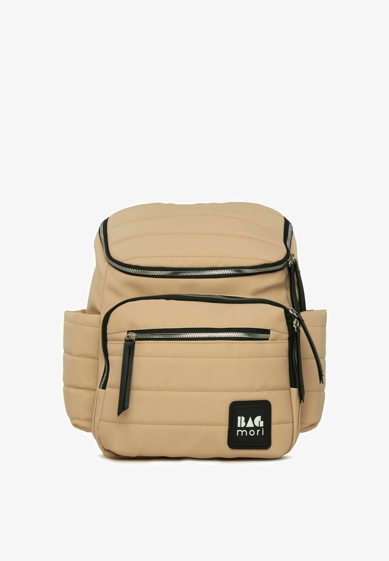 Zaino beige trapuntato realizzato in materiale sintetico, dotato di scomparti con zip multipli e dettagli neri con una patch del logo.