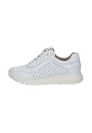 Chaussures de sport blanches avec un design en cuir perforé, des lacets plats, une semelle coussinée, une finition lisse et des accents minimalistes.