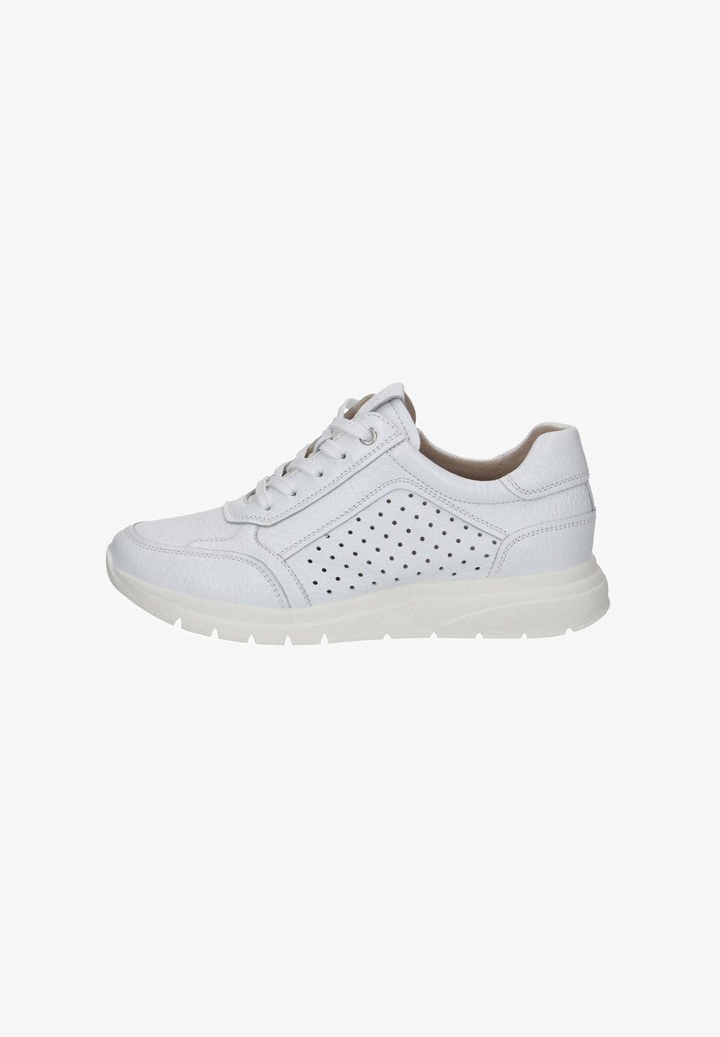 Chaussures de sport blanches avec un design en cuir perforé, des lacets plats, une semelle coussinée, une finition lisse et des accents minimalistes.