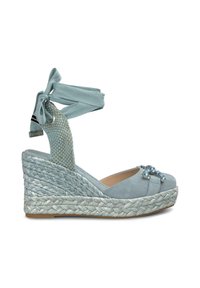 Sandalo con zeppa in suede azzurro chiaro, piattaforma in juta intrecciata, lacci alla caviglia e un accent decorativo in perline sulla punta.