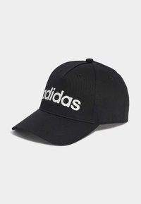 Gorra negra de tela con visera curva, que presenta un gran logo blanco de "adidas" en el frente y seis ojales de ventilación.