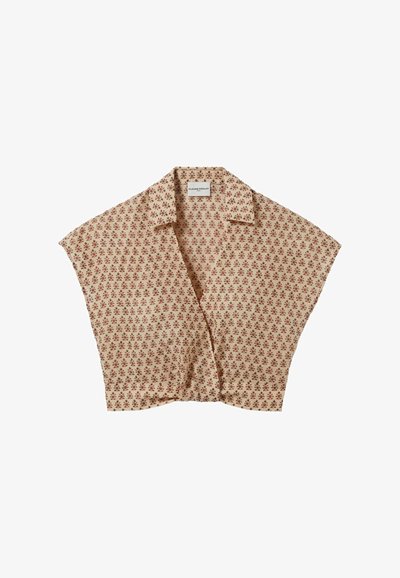 Blouse beige à manches courtes avec un col et un motif floral rouge. Coupe ample, tissu léger et détails fins partout.