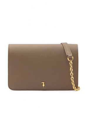 Petite pochette rectangulaire en cuir taupe avec chaîne dorée et petit emblème doré centré en bas devant.