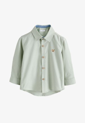 Hellgrünes Baby-Langarmshirt mit Kragen, vorderen Knöpfen und kleiner Teddybär-Stickerei auf der Brust, isoliert vor weißem Hintergrund.