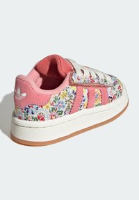 Růžové a bílé tenisky s květinovou výšivkou, semišovými detaily, designem se třemi pruhy, strukturovanou bílou mezipodešví a gumovou podrážkou.