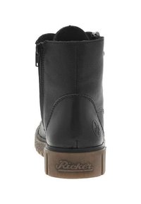 Czarny skórzany botek za kostkę o gładkiej fakturze, z zamkiem błyskawicznym po stronie oraz gumową podeszwą z brązowym logo "Rieker".