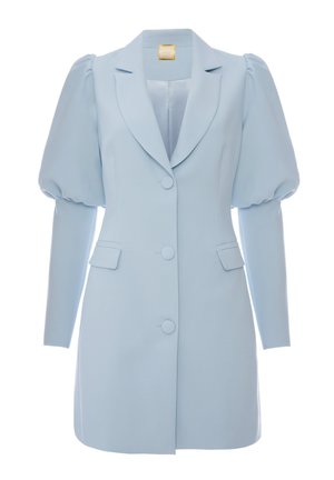 Jasnoniebieska, dopasowana sukienka-płaszcz z bufkami na górnych rękawach, długimi dopasowanymi dolnymi rękawami, klapami z wycięciem oraz trzema guzikami pokrytymi tkaniną.