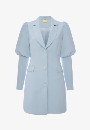 Jasnoniebieska, dopasowana sukienka-płaszcz z bufkami na górnych rękawach, długimi dopasowanymi dolnymi rękawami, klapami z wycięciem oraz trzema guzikami pokrytymi tkaniną.