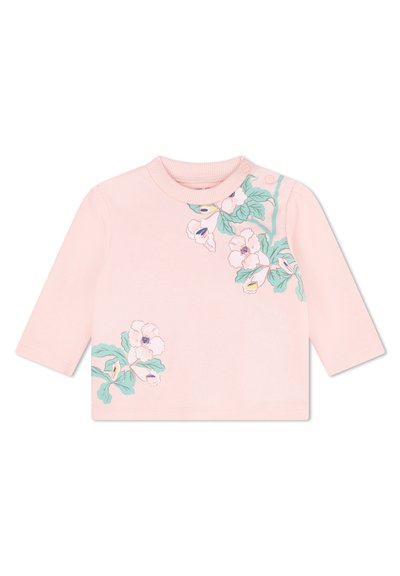 T-shirt à manches longues rose avec broderie florale dans des tons de vert et pastel, encolure ronde et coupe légèrement décontractée.