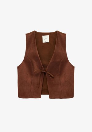 Chaleco marrón sin mangas hecho de ante suave. Presenta un cierre frontal con lazo y un diseño simple y abierto con sisas curvas.