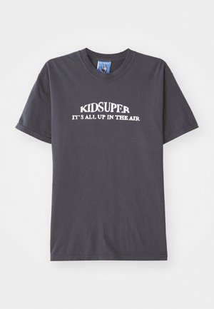 T-shirt de algodão preta com o texto "KIDSUPER IT’S ALL UP IN THE AIR" em branco, com gola redonda e mangas curtas.