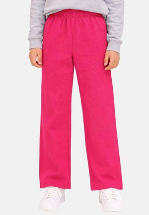 Fuchsia wijde broek van zacht stof, met een elastische tailleband, gecombineerd met witte sneakers. Soepele textuur zonder patronen.