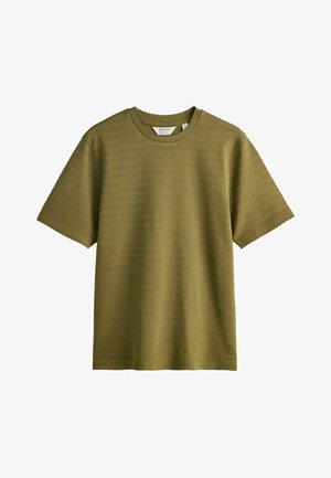 Oliwkowo zielony, krótkorękawowy prążkowany T-shirt z okrągłym dekoltem i średnim krojem, przedstawiony na białym tle.