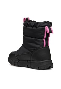Bota de invierno negra con parte superior acolchada, que presenta un detalle rosa en el puño y la lengüeta, y una suela de goma texturizada para mejor agarre.