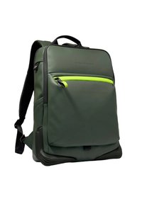 Donkergroene rugzak met zwarte riemen, neon groene voorzak met rits, bovenste handvat en versterkte, gestructureerde bodem.