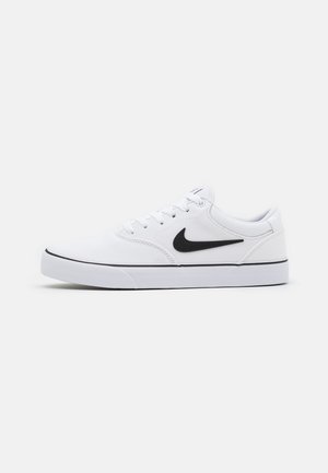 Biele plátenné tenisky s čiernym logom Nike Swoosh, bielymi šnúrkami, polstrovaným golierom a čiernou gumovou podrážkou. Jednoduchý dizajn, nízkoprofilový štýl.