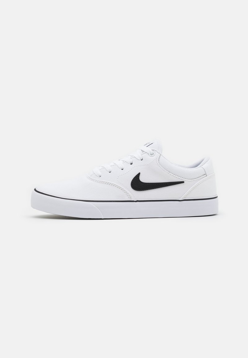 Fehér vászon edzőcipők fekete Nike Swoosh logóval, fehér fűzőkkel, párnázott nyakkal és fekete gumitalppal. Egyszerű dizájn, alacsony szárú stílus.