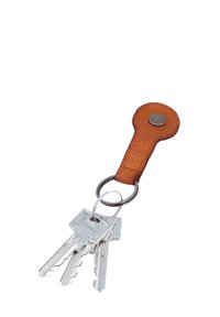 Drie zilveren sleutels bevestigd aan een metalen ring met een bruine leren sleutelhanger met een metalen knop.