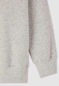 Felpa a maniche lunghe grigia chiara con polsini e orlo a costine, mostrata dalla zona centrale del torso al polso su uno sfondo neutro.