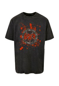 Svart bomull t-skjorte med et sentralt rødt og grått grafikk med "SLAYER" tekst, omkranset av et sirkulært design og røde sprutdetaljer.