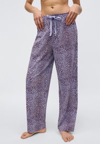 Lilla leopardmønstret pyjamasbukser med let materiale, elastisk talje og snørelukning, der har vide ben og en glat tekstur.