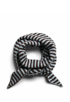 Écharpe en maille douce avec des rayures horizontales bleu clair et marron foncé, enroulée lâchement avec des extrémités pointues visibles sur fond blanc.